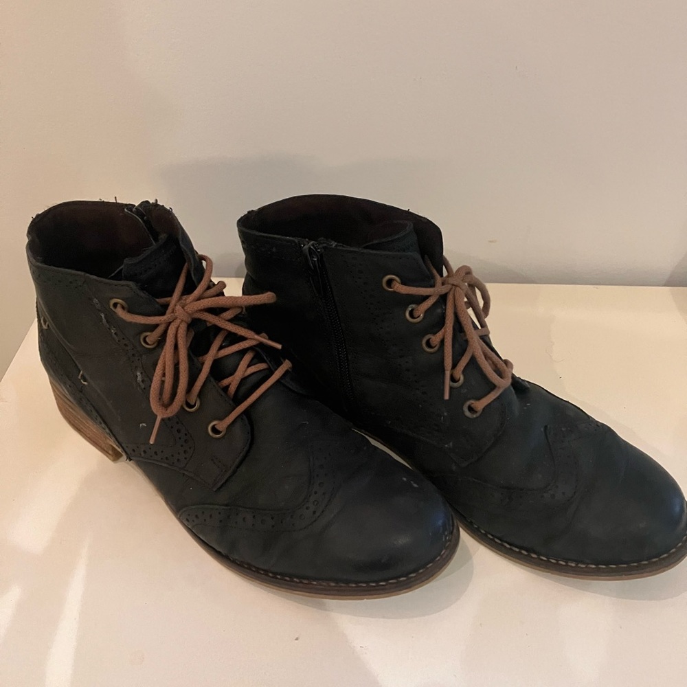 Women’s Josef Seibel Black Leather lace up and side zipper ankle boots.